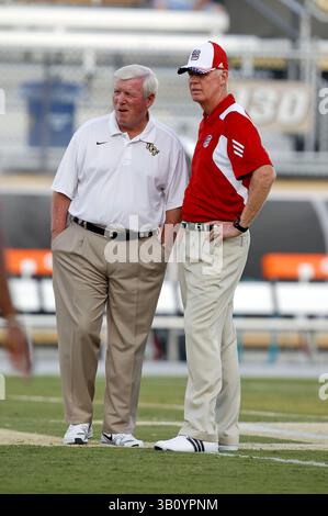 11. September 2010: North Carolina State Head Coach Tom O’Brien (L) und UCF Head Coach George O’Leary vor dem Start der NCAA Football-Action zwischen North Carolina State Wolfpack und den Central Florida Knights. NC State besiegte Central Florida mit 28:21im Bright House Network Stadium in Orlando, FL. (Bild: © Romeo Guzman/Cal Sport Media/ZUMApress.com) Stockfoto