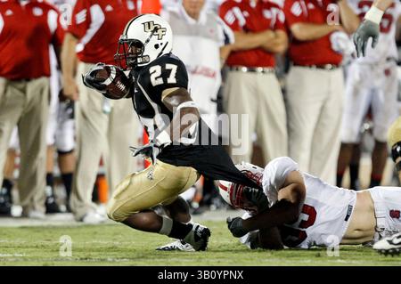 11. September 2010: UCF Running Back Jonathan Davis (27) wird vom North Carolina State Defensive End Jeff Rieskamp (99) während der NCAA Football-Action zwischen North Carolina State Wolfpack und den Central Florida Knights niedergeschlagen. NC State besiegte Central Florida mit 28:21im Bright House Network Stadium in Orlando, FL. (Bild: © Romeo Guzman/Cal Sport Media/ZUMApress.com) Stockfoto