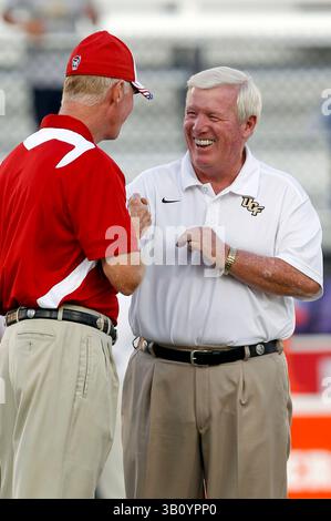 11. September 2010: North Carolina State Head Coach Tom O’Brien (L) und UCF Head Coach George O’Leary vor dem Start der NCAA Football-Action zwischen North Carolina State Wolfpack und den Central Florida Knights. NC State besiegte Central Florida mit 28:21im Bright House Network Stadium in Orlando, FL. (Bild: © Romeo Guzman/Cal Sport Media/ZUMApress.com) Stockfoto