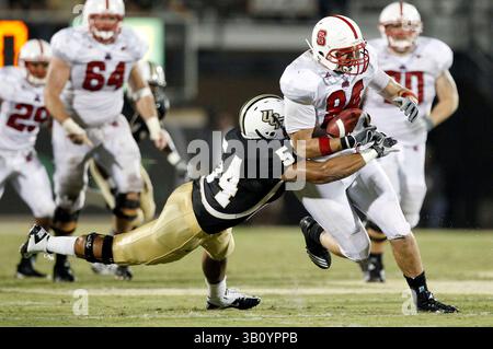 11. September 2010: George Bryan (84) wird von UCF Linebacker Chance Henderson (54) im NCAA Football-Spiel zwischen North Carolina State Wolfpack und den Central Florida Knights angegriffen. NC State besiegte Central Florida mit 28:21im Bright House Network Stadium in Orlando, FL. (Bild: © Romeo Guzman/Cal Sport Media/ZUMApress.com) Stockfoto