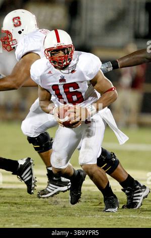 11. September 2010: North Carolina State Quarterback Russell Wilson (16) während des NCAA Football-Spiels zwischen North Carolina State Wolfpack und den Central Florida Knights. NC State besiegte Central Florida mit 28:21im Bright House Network Stadium in Orlando, FL. (Bild: © Romeo Guzman/Cal Sport Media/ZUMApress.com) Stockfoto