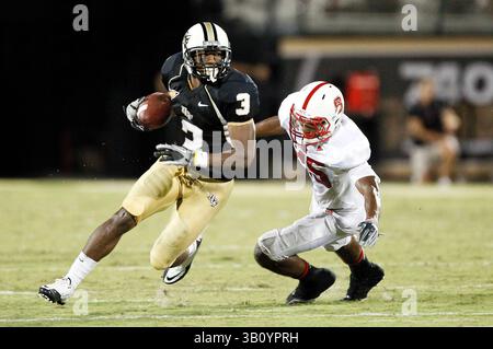 11. September 2010: UCF Wide Receiver A.J. Guyton (3) vermeidet den North Carolina State Cornerback Dontae Johnson (25) während des NCAA Football-Spiels zwischen North Carolina State Wolfpack und den Central Florida Knights. NC State besiegte Central Florida mit 28:21im Bright House Network Stadium in Orlando, FL. (Bild: © Romeo Guzman/Cal Sport Media/ZUMApress.com) Stockfoto