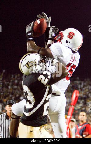 11. September 2010: UCF Defensive Back Justin Boddie (23) unterbricht den Pass für den North Carolina State Wide Receiver Darrell Davis (15) während der NCAA Football-Action zwischen North Carolina State Wolfpack und den Central Florida Knights. NC State besiegte Central Florida mit 28:21im Bright House Network Stadium in Orlando, FL. (Bild: © Romeo Guzman/Cal Sport Media/ZUMApress.com) Stockfoto