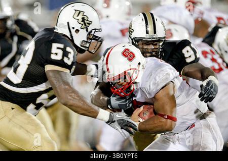 11. September 2010: Der North Carolina State Quarterback Russell Wilson (16) wird von UCF Defensive End Darius Nall (53) und UCF Defensive Lineman Victor Gray (91) während der NCAA Football-Action zwischen North Carolina State Wolfpack und den Central Florida Knights entlassen. NC State besiegte Central Florida mit 28:21im Bright House Network Stadium in Orlando, FL. (Bild: © Romeo Guzman/Cal Sport Media/ZUMApress.com) Stockfoto