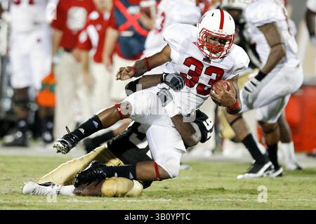11. September 2010: North Carolina State Running Back Mustafa Greene (33) wurde von der UCF-Verteidiger Victor Gray (91) während der NCAA Football-Action zwischen North Carolina State Wolfpack und den Central Florida Knights bekämpft. NC State besiegte Central Florida mit 28:21im Bright House Network Stadium in Orlando, FL. (Bild: © Romeo Guzman/Cal Sport Media/ZUMApress.com) Stockfoto