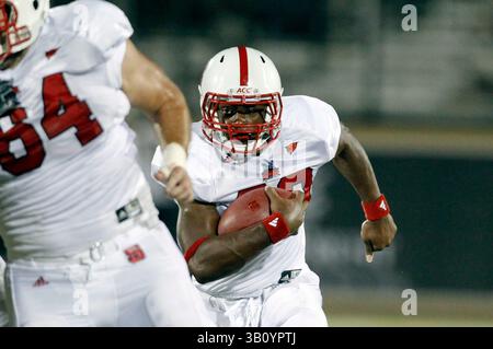 11. September 2010: North Carolina State Running Back Mustafa Greene (33) während der NCAA Football-Action zwischen North Carolina State Wolfpack und den Central Florida Knights. NC State besiegte Central Florida mit 28:21im Bright House Network Stadium in Orlando, FL. (Bild: © Romeo Guzman/Cal Sport Media/ZUMApress.com) Stockfoto