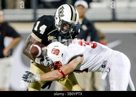 11. September 2010: Der UCF-Wide Receiver Quincy McDuffie (14) hat den Ball Ende des 4. Viertels durch Brandan Bishop (30) im NCAA Football-Spiel zwischen North Carolina State Wolfpack und den Central Florida Knights geschlagen. NC State besiegte Central Florida mit 28:21im Bright House Network Stadium in Orlando, FL. (Bild: © Romeo Guzman/Cal Sport Media/ZUMApress.com) Stockfoto
