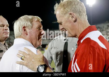 11. September 2010: UCF Head Coach George O’Leary (L) und North Carolina State Head Coach Tom O’Brien treffen sich nach einem NCAA Football-Spiel zwischen North Carolina State Wolfpack und den Central Florida Knights. NC State besiegte Central Florida mit 28:21im Bright House Network Stadium in Orlando, FL. (Bild: © Romeo Guzman/Cal Sport Media/ZUMApress.com) Stockfoto
