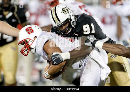 11. September 2010: Der North Carolina State Quarterback Russell Wilson (16) wird 91 während des NCAA Football-Spiels zwischen North Carolina State Wolfpack und den Central Florida Knights von der UCF entlassen. NC State besiegte Central Florida mit 28:21im Bright House Network Stadium in Orlando, FL. (Bild: © Romeo Guzman/Cal Sport Media/ZUMApress.com) Stockfoto