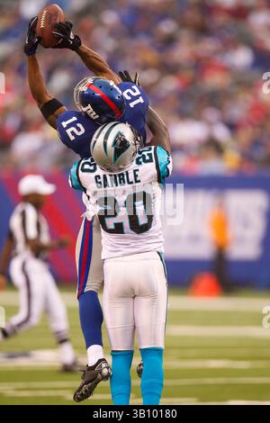 12. September 2010: New York Giants Wide Receiver Steve Smith (12) mit dem springenden Catch over Carolina Panthers Cornerback Chris Gamble (20) während des NFL-Spiels zwischen den Carolina Panthers und den New York Giants im New Meadowlands Stadium in East Rutherford, New Jersey. The Giants Beat the Panthers, 31-18.(Bild: © Chris Szagola/Cal Sport Media/ZUMApress.com) Stockfoto