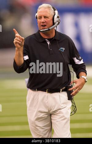 12. September 2010: Trainer John Fox der Carolina Panthers auf dem Spielfeld während des Spiels zwischen den Carolina Panthers und den New York Giants im New Meadowlands Stadium in East Rutherford, New Jersey. The Giants Beat the Panthers, 31-18.(Bild: © Chris Szagola/Cal Sport Media/ZUMApress.com) Stockfoto