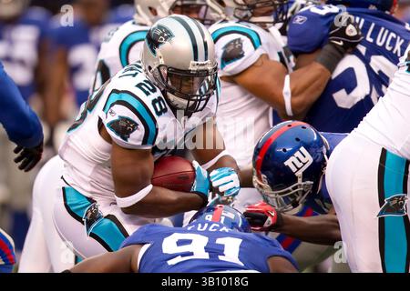 12. September 2010: Carolina Panthers Running Back Jonathan Stewart (28) lief mit dem Ball während des NFL-Spiels zwischen den Carolina Panthers und den New York Giants im New Meadowlands Stadium in East Rutherford, New Jersey. The Giants Beat the Panthers, 31-18.(Bild: © Chris Szagola/Cal Sport Media/ZUMApress.com) Stockfoto