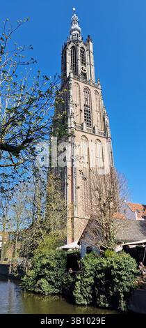 „Turm unserer Lieben Frau“ (Niederländisch: Onze-Lieve-Vrouwetoren), Spitzname lange Jan („Long John“), eine Kirche in Amersfoort, Niederlande. Stockfoto