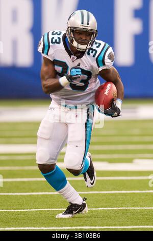 12. September 2010: Carolina Panthers Running Back Mike Goodson (33) lief mit dem Ball während des NFL-Spiels zwischen den Carolina Panthers und den New York Giants im New Meadowlands Stadium in East Rutherford, New Jersey. The Giants Beat the Panthers, 31-18.(Bild: © Chris Szagola/Cal Sport Media/ZUMApress.com) Stockfoto