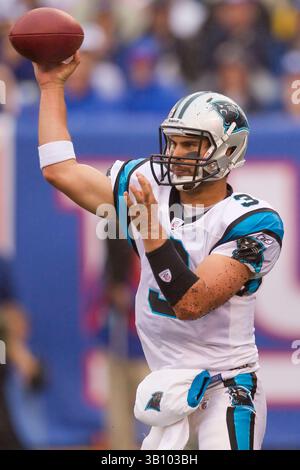 12. September 2010: Der Carolina Panthers Quarterback Matt Moore (3) warf einen Pass während des Spiels zwischen den Carolina Panthers und den New York Giants im New Meadowlands Stadium in East Rutherford, New Jersey. The Giants Beat the Panthers, 31-18.(Bild: © Chris Szagola/Cal Sport Media/ZUMApress.com) Stockfoto