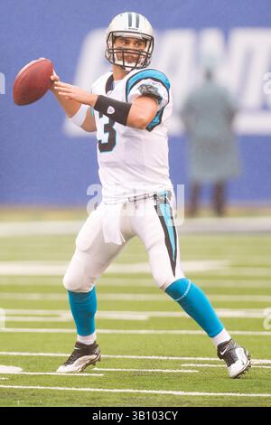 12. September 2010: Carolina Panthers Quarterback Matt Moore (3) will den Ball während des NFL-Spiels zwischen den Carolina Panthers und den New York Giants im New Meadowlands Stadium in East Rutherford, New Jersey werfen. The Giants Beat the Panthers, 31-18.(Bild: © Chris Szagola/Cal Sport Media/ZUMApress.com) Stockfoto