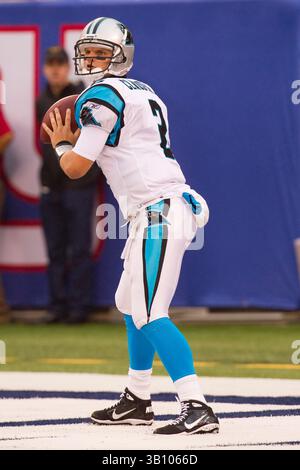 12. September 2010: Der Carolina Panthers Quarterback Jimmy Clausen (2) will den Ball während des NFL-Spiels zwischen den Carolina Panthers und den New York Giants im New Meadowlands Stadium in East Rutherford werfen. The Giants Beat the Panthers, 31-18.(Bild: © Chris Szagola/Cal Sport Media/ZUMApress.com) Stockfoto