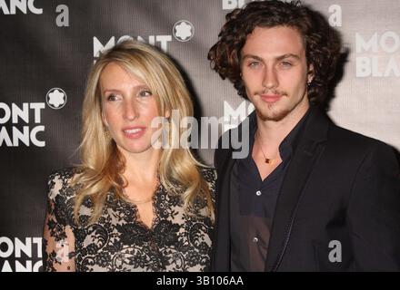 12. September 2010 – New York, New York, USA – Regisseur SAM TAYLOR-WOOD und AARON JOHNSON kommen am 12. September 2010 zur globalen Veröffentlichung der Montblanc John Lennon Edition und zur Vorführung von „Nowhere Boy“ im Jazz im Lincoln Center in New York City. 2010...K65881HMc(Bild: © Henry McGee/Globe Photos/ZUMApress.com) Stockfoto