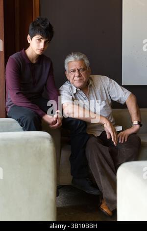 13. September 2010 - Toronto, Ontario, Kanada - TORONTO: 13. SEPTEMBER 2010 -- Aqib Khan, links, und OM Puri, rechts, aus dem Film ''West is West'', der im Toronto International Film Festival ist, posieren für ein Foto, Montag, 13. September 2010, in Toronto, Ont., Kanada. (Kreditbild: © Brett Gundlock/Postmedia News/ZUMApress.com) Stockfoto