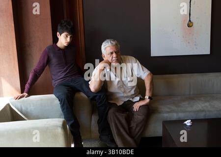 13. September 2010 - Toronto, Ontario, Kanada - TORONTO: 13. SEPTEMBER 2010 -- Aqib Khan, links, und OM Puri, rechts, aus dem Film ''West is West'', der im Toronto International Film Festival ist, posieren für ein Foto, Montag, 13. September 2010, in Toronto, Ont., Kanada. (Kreditbild: © Brett Gundlock/Postmedia News/ZUMApress.com) Stockfoto