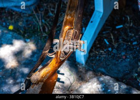 Ein detaillierter Blick auf ein traditionelles Gewehr, das seine Handwerkskunst, Holzstock und Metallarbeiten zeigt und ein Stück historischer Waffen erfasst. Stockfoto