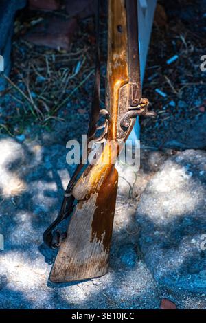 Ein detaillierter Blick auf ein traditionelles Gewehr, das seine Handwerkskunst, Holzstock und Metallarbeiten zeigt und ein Stück historischer Waffen erfasst. Stockfoto
