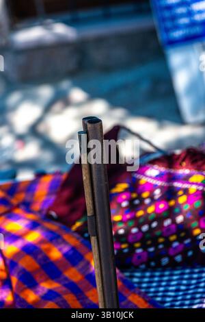 Ein detaillierter Blick auf ein traditionelles Gewehr, das seine Handwerkskunst, Holzstock und Metallarbeiten zeigt und ein Stück historischer Waffen erfasst. Stockfoto