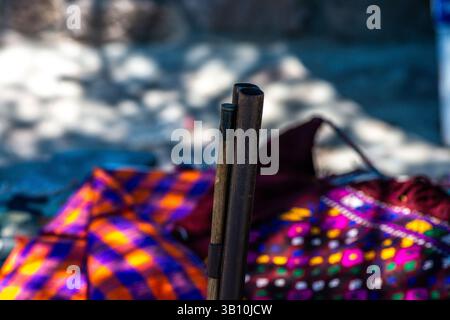 Ein detaillierter Blick auf ein traditionelles Gewehr, das seine Handwerkskunst, Holzstock und Metallarbeiten zeigt und ein Stück historischer Waffen erfasst. Stockfoto