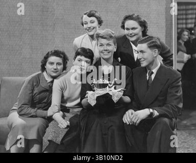 10. NOVEMBER 2010 - DORIS DAY ERHÄLT EINEN SCHÖNEN SILBERSERVICE VON IHREN ENGLISCHEN FANS WÄHREND EINES BESUCHS IN LONDON, WO SIE DEN NEUEN ALFRED HITCHCOCK-THRILLER THE MAN WHO KNOW TOO MUCH 1956 FILMT. BEREITGESTELLT VON PHOTOS, INC..DORISDAYRETRO.(CREDIT IMAGE: © GLOBE PHOTOS/ZUMAPRESS.COM) Stockfoto