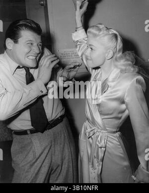 10. November 2010 - DORIS DAY MIT JACK CARSON machen ein bisschen Clowning zwischen Secenes auf dem Set von „ MY DREAM IS YOURS“ 1949.BEREITGESTELLT VON PHOTOS, INC..DORISDAYRRETRO.(Credit Image: © Globe photos/ZUMApress.com) Stockfoto
