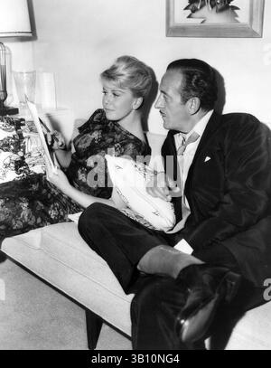 10. NOVEMBER 2010 - DORIS DAY MIT DAVID NIVEN ERARBEITEN SIE EIN KREUZWORTRÄTSEL ZWISCHEN SZENEN VON '' PLEASE DON'T EAT THE GÄNSEBLÜMCHEN '' 1959.BEREITGESTELLT VON PHOTOS, INC.DORISDAYRETRO.(CREDIT IMAGE: © GLOBE PHOTOS/ZUMAPRESS.COM) Stockfoto