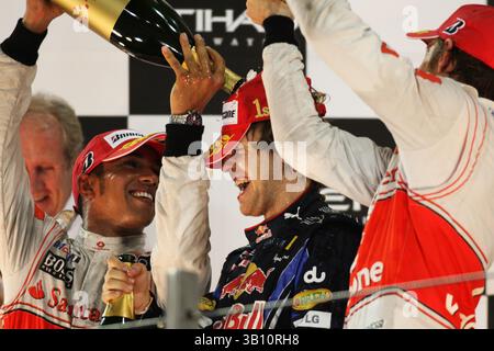 14. November 2010 - Abu Dhabi, Vereinigte Arabische Emirate - LEWIS HAMILTON (GBR) McLaren, SEBASTIAN VETTEL (GER) Red Bull Racing und JENSON BUTTON (GBR) McLaren feiern auf dem Podium, nachdem Vettel die Formel-1-Weltmeisterschaft, Rd 19, den Grand Prix von Abu Dhabi auf dem Yas Marina Circuit gewonnen hat. (Vermerk: © Sutton Motorsports/ZUMApress.com) Stockfoto