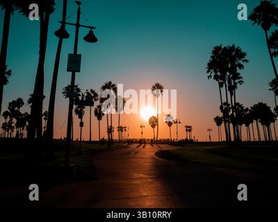 Erleben Sie einen atemberaubenden Sonnenuntergang über Muscle Beach in Kalifornien, wo sich der Himmel in eine wunderschöne Palette von Orangen, Rosa und Lila verwandelt Stockfoto