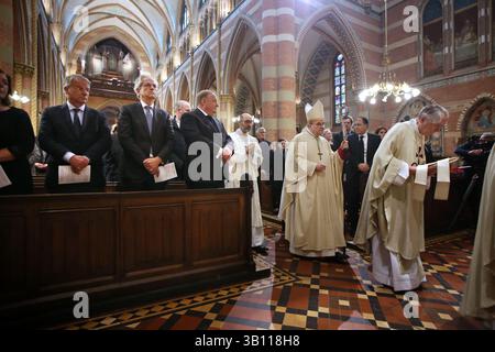 DER HAAG – Prinz Carlos de Bourbon de Parme (Ecke der Bank) während einer Requiem-Messe zum Gedenken an Papst Franziskus in der Kirche St. Jakobus des Großen. Die Messe wurde von der Diözese Rotterdam und der päpstlichen Nunziatur ANP RAMON MANGOLD netherlands Out - belgium Out organisiert Stockfoto