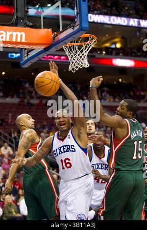 19. November 2010: Marreese Speights (16) der Philadelphia 76ers versucht, im NBA-Spiel zwischen den Milwaukee Bucks und den Philadelphia 76ers im Wells Fargo Center in Philadelphia, Pennsylvania, den Rückprall zu erreichen. The 76ers Beat the Bucks, 90-79.(Bild: © Chris Szagola/Cal Sport Media/ZUMAPRESS.com) Stockfoto