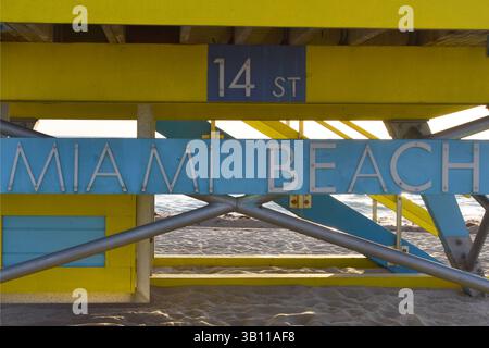 Miami Beach Rettungsschwimmer in lebhaften Farben mit Palmen und blauem Wasser Stockfoto