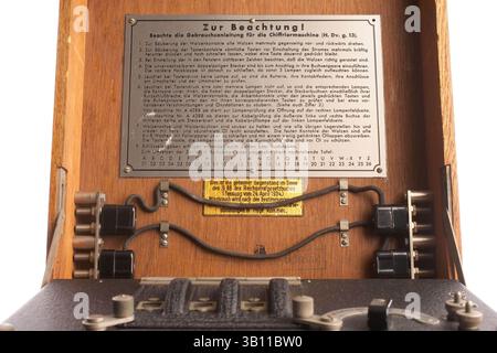 9. März 2007 - Langley, Virginia, USA - Enigma Machine im CIA-Museum. Während des Zweiten Weltkriegs entwickelten die Deutschen mit der Enigma, einer Chiffriermaschine, nahezu unzerbrechliche Codes für das Senden von Nachrichten. Die Einstellungen der Enigma boten 150.000.000.000.000.000.000 mögliche Lösungen an, doch die Alliierten konnten ihren Code schließlich knacken. Bis zum Ende des Krieges wurden 10 Prozent der deutschen Enigma-Kommunikation im englischen Bletchley Park auf den weltweit ersten elektromagnetischen Computern decodiert. (Kreditbild: &#169; Cameron Davidson/Central Intelligence Agency/ZUMAPRESS.com) Stockfoto