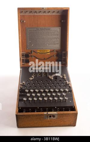 9. März 2007 - Langley, Virginia, USA - Enigma Machine im CIA-Museum. Während des Zweiten Weltkriegs entwickelten die Deutschen mit der Enigma, einer Chiffriermaschine, nahezu unzerbrechliche Codes für das Senden von Nachrichten. Die Einstellungen der Enigma boten 150.000.000.000.000.000.000 mögliche Lösungen an, doch die Alliierten konnten ihren Code schließlich knacken. Bis zum Ende des Krieges wurden 10 Prozent der deutschen Enigma-Kommunikation im englischen Bletchley Park auf den weltweit ersten elektromagnetischen Computern decodiert. (Kreditbild: &#169; Cameron Davidson/Central Intelligence Agency/ZUMAPRESS.com) Stockfoto