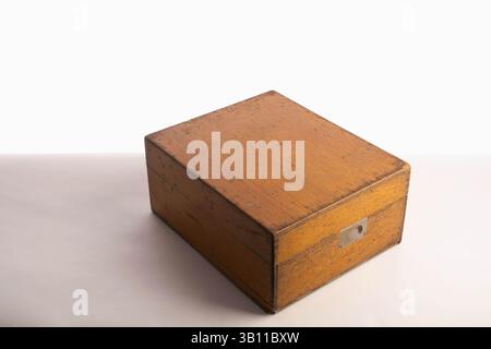 9. März 2007 - Langley, Virginia, USA - Enigma Machine im CIA-Museum. Während des Zweiten Weltkriegs entwickelten die Deutschen mit der Enigma, einer Chiffriermaschine, nahezu unzerbrechliche Codes für das Senden von Nachrichten. Die Einstellungen der Enigma boten 150.000.000.000.000.000.000 mögliche Lösungen an, doch die Alliierten konnten ihren Code schließlich knacken. Bis zum Ende des Krieges wurden 10 Prozent der deutschen Enigma-Kommunikation im englischen Bletchley Park auf den weltweit ersten elektromagnetischen Computern decodiert. (Kreditbild: &#169; Cameron Davidson/Central Intelligence Agency/ZUMAPRESS.com) Stockfoto