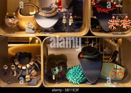 Venedig, Italien - 20. April 2025: Zeitgenössischer Schmuck wird in luxuriösen Boutique-Fenstern im Zentrum von Venedig ausgestellt Stockfoto