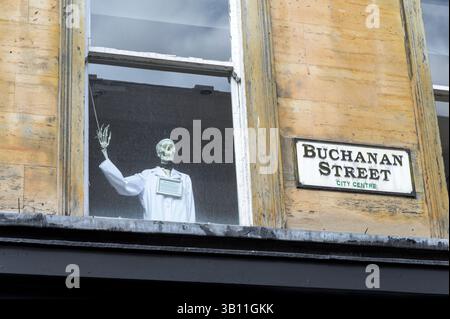 Ein Modellskelett in einem Schaufenster in der Buchanan Street, Glasgow, Schottland, Großbritannien, Europa Stockfoto