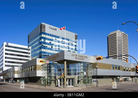 Regina, Kanada – 6. April 2025: Das Alvin Hamilton Building an der Hamilton Street ist ein Regierungsgebäude, in dem die Bundesregierung und die depa untergebracht sind Stockfoto