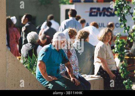 April 2015 - Akte - am 19. April 1995 kam es bei einer LKW-Bombenexplosion vor dem Alfred P. Murrah Federal Building in Oklahoma City, Oklahoma, zu 168 Toten und Hunderten weiteren Verletzten. Die Explosion wurde von dem regierungsfeindlichen Militanten Timothy McVeigh ausgelöst, der 2001 für seine Verbrechen hingerichtet wurde. Sein Mitverschwörer Terry Nichols wurde lebenslang im Gefängnis verhaftet. Abgebildet - 19. April 1995 - Oklahoma City, Oklahoma, USA S - blutige Überlebende mit Bandagen vor dem Murrah-Gebäude. (Bild: © Charles Porter IV/ZUMAPRESS.com) Stockfoto