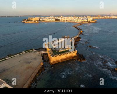 Luftaufnahme des Schlosses von San Sebastian in Cadiz bei Sonnenuntergang. Wunderschönes Fort im Mittelmeer. Cadiz, Spanien. Stockfoto