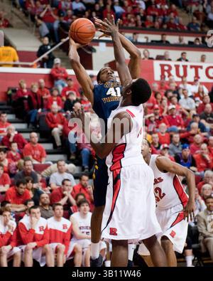 27. Februar 2011: Mike Poole (32) verteidigt in der ersten Halbzeit John Flowers (41) während eines Basketballspiels der Big East Conference zwischen den Rutgers Scarlet Knights und den West Virginia Mountaineers im Louis Brown Athletic Center (The RAC) in Piscataway, New Jersey. West Virginia besiegte Rutgers 65–54. (Bild: © Duncan Williams/Cal Sport Media/ZUMAPRESS.com) Stockfoto
