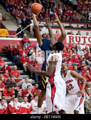 27. Februar 2011: Mike Poole (32) verteidigt in der ersten Halbzeit John Flowers (41) während eines Basketballspiels der Big East Conference zwischen den Rutgers Scarlet Knights und den West Virginia Mountaineers im Louis Brown Athletic Center (The RAC) in Piscataway, New Jersey. West Virginia besiegte Rutgers 65–54. (Bild: © Duncan Williams/Cal Sport Media/ZUMAPRESS.com) Stockfoto