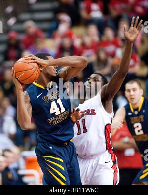 27. Februar 2011: Rutgers' Stürmer Dane Miller (11) übt Druck auf West Virginias Stürmer John Flowers (41) aus, während eines Basketballspiels der Big East Conference zwischen den Rutgers Scarlet Knights und den West Virginia Mountaineers im Louis Brown Athletic Center (The RAC) in Piscataway, New Jersey. West Virginia besiegte Rutgers 65–54. (Bild: © Duncan Williams/Cal Sport Media/ZUMAPRESS.com) Stockfoto