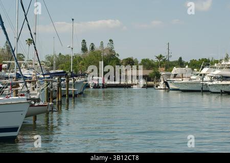 Nur für redaktionelle Verwendung Gulfport, FL USA. April 2025. Malerischer Yachthafen mit angedockten Segelbooten an einem sonnigen Tag. Friedlich gefüllt mit verschiedenen Segelbooten und Yen Stockfoto
