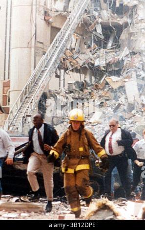 April 2015 - Akte - am 19. April 1995 kam es bei einer LKW-Bombenexplosion vor dem Alfred P. Murrah Federal Building in Oklahoma City, Oklahoma, zu 168 Toten und Hunderten weiteren Verletzten. Die Explosion wurde von dem regierungsfeindlichen Militanten Timothy McVeigh ausgelöst, der 2001 für seine Verbrechen hingerichtet wurde. Sein Mitverschwörer Terry Nichols wurde lebenslang im Gefängnis verhaftet. Abgebildet - 19. April 1995 - Oklahoma City, Oklahoma, USA S - Oklahoma City Bombenangriffe auf das Murrah Federal Building nach der Explosion. (Bild: © John Whelihan/ZUMAPRESS.com) Stockfoto