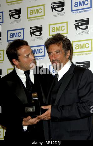 Oktober 2005 - Hollywood, Kalifornien, USA - BEVERLY HILLS, CA 21. OKTOBER 2005 (SSI) -. Schauspieler Jeremy Piven und Al Pacino, Preisträger der Abendpose für Fotografen, während der 20. Jährlichen American Cinematheque Award Gala, die am 21. Oktober 2005 im Beverly Hilton Hotel in Beverly Hills, Kalifornien, stattfand. . / 2005.K45645MG(Bild: © Michael Germana/Globe Photos/ZUMAPRESS.com) Stockfoto